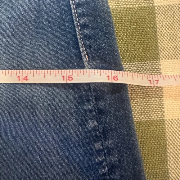 MOTHER The Insider Crop Hem Jeans in Trouble Maker - Picture 14 of 16